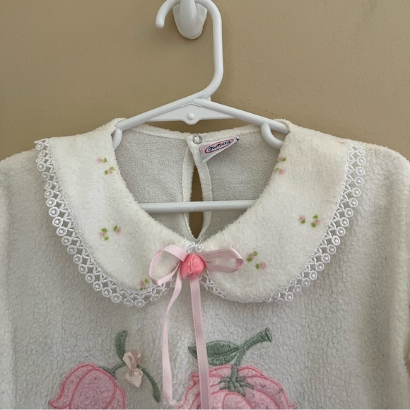 ◻️FELICITA: Girl size 0, white fuzzy pullover with floral accent, preowned◻️ - Picture 4 of 8
